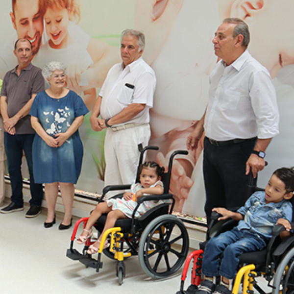 Campanha “Eu Ajudo na Lata” da Unimed beneficia alunos com cadeiras de rodas