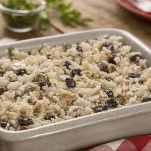 O que você quer cozinhar hoje?​ Que tal esse arroz cremoso com amêndoas, nozes e passas!