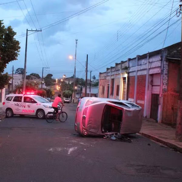 Carro tomba após colidir em veículo estacionado e motorista fica ferida em Rancharia