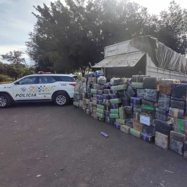Polícia Rodoviária prende dois paraguaios com mais de 2 toneladas de maconha em Paraguaçu Paulista