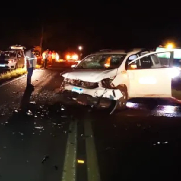 Motorista perde controle da direção, bate de frente com veículo e deixa oito pessoas feridas