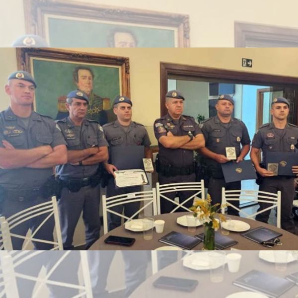 Policiais militares são homenageados por salvamento de bebê de 5 dias 