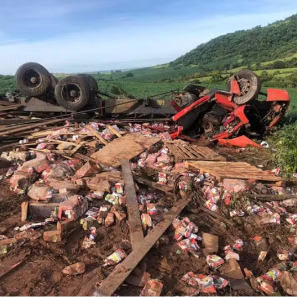 Homem morre após caminhão ficar “esmagado” ao cair em ribanceira de serra