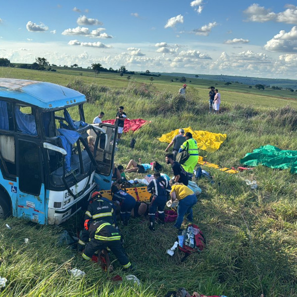 Acidente com ônibus deixa 20 feridos na região