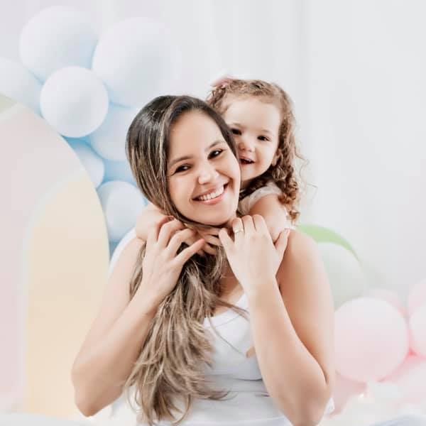 Gabriela Vieira celebra mais um ano de vida com carinho especial da filha