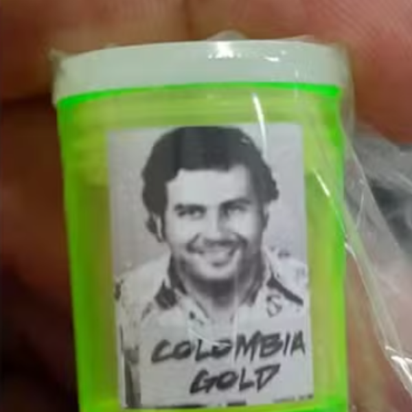 Homem é preso em flagrante com frascos de maconha com foto de Pablo Escobar, em Tupã