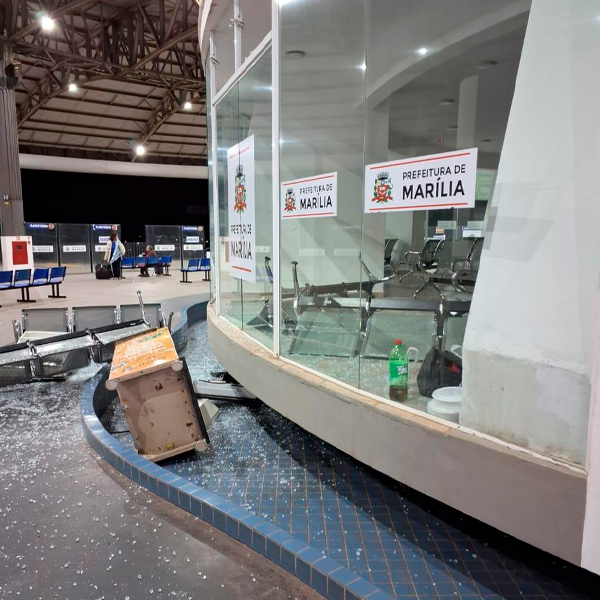 Terminal Rodoviário de Marília sofre vandalismo em surto destrutivo