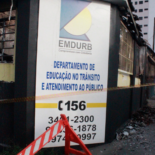Chamas devoram garagem da Secretaria de Trânsito de Marília em incêndio noturno