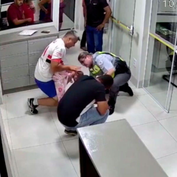 Ação rápida de policiais salva bebê engasgada em Marília