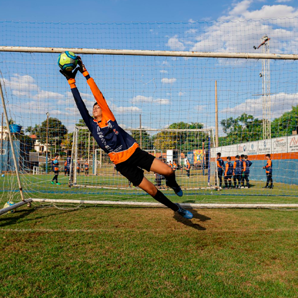 Escola pioneira de goleiros celebra 18 anos ampliando oportunidades no esporte