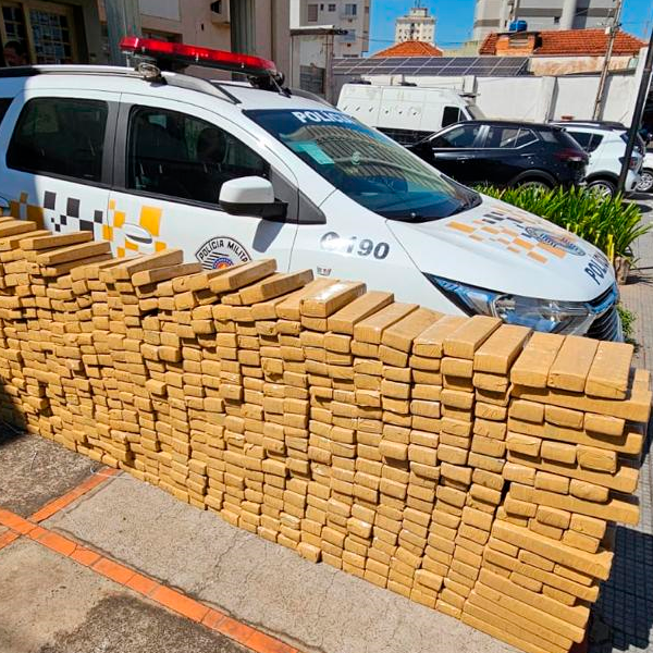 Policiamento rodoviário intercepta caminhão com mais de uma tonelada da droga em Guarantã/SP
