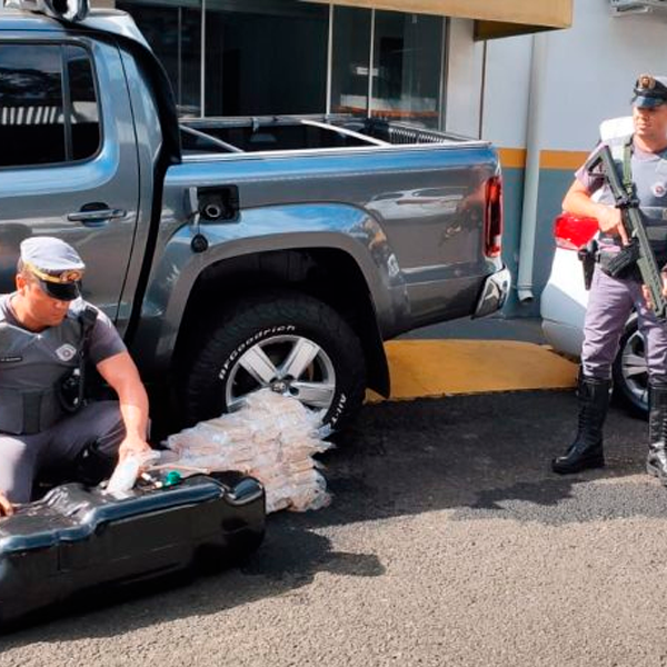 Família é flagrada com 48 quilos de cocaína escondidos em tanque de carro