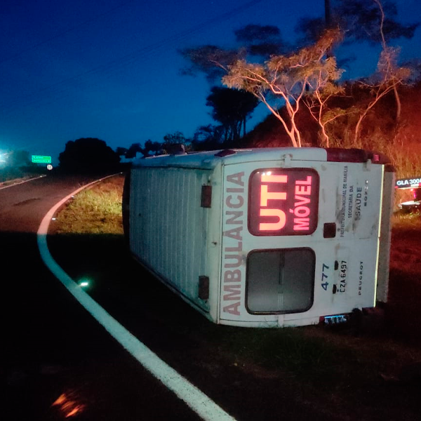 Ambulância de Marília capota após mal súbito do condutor