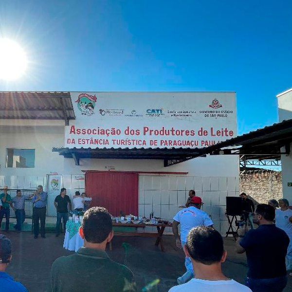 Prefeitura de Paraguaçu fortalece cadeia produtiva do leite com entrega de caminhão isotérmico