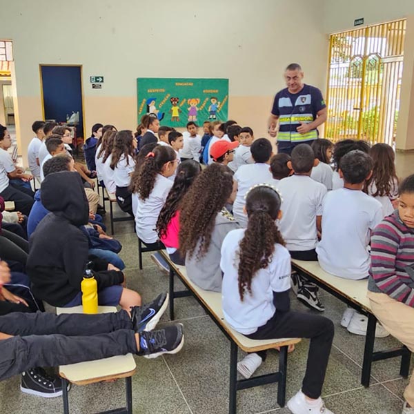 Estudantes da Escola Célio Siqueira recebem orientações da Campanha Maio Amarelo
