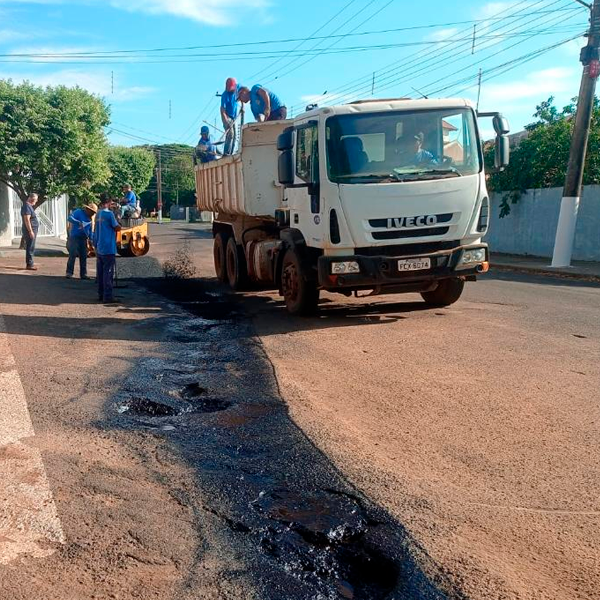 Operação tapa buracos avança em Paraguaçu Paulista