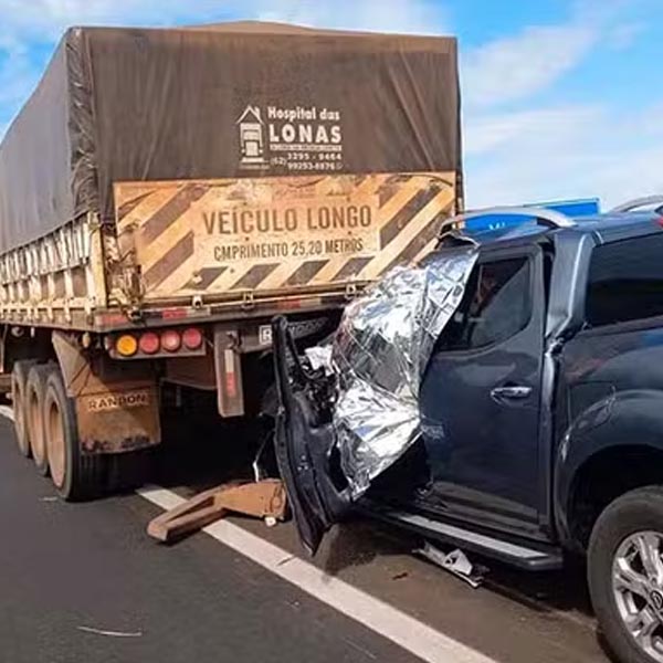 Homem de 62 anos morre em acidente entre caminhonete e carreta na Raposo Tavares