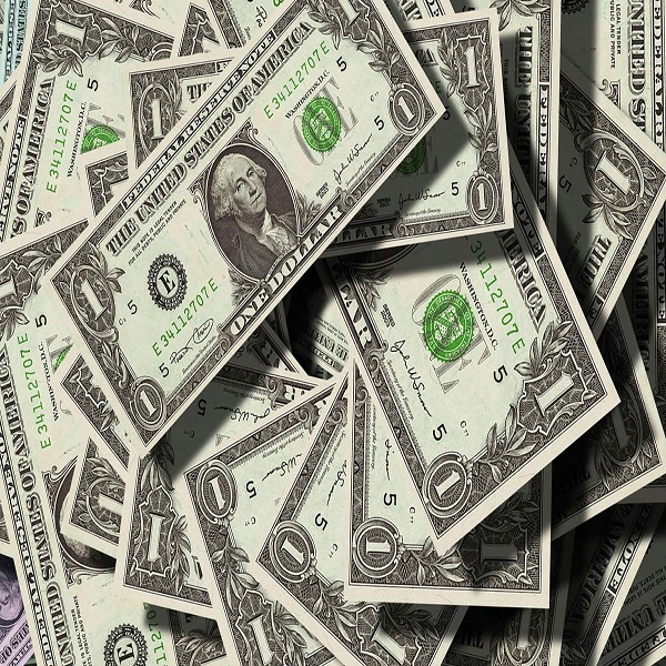 Dólar inicia a semana em alta recorde no Brasil