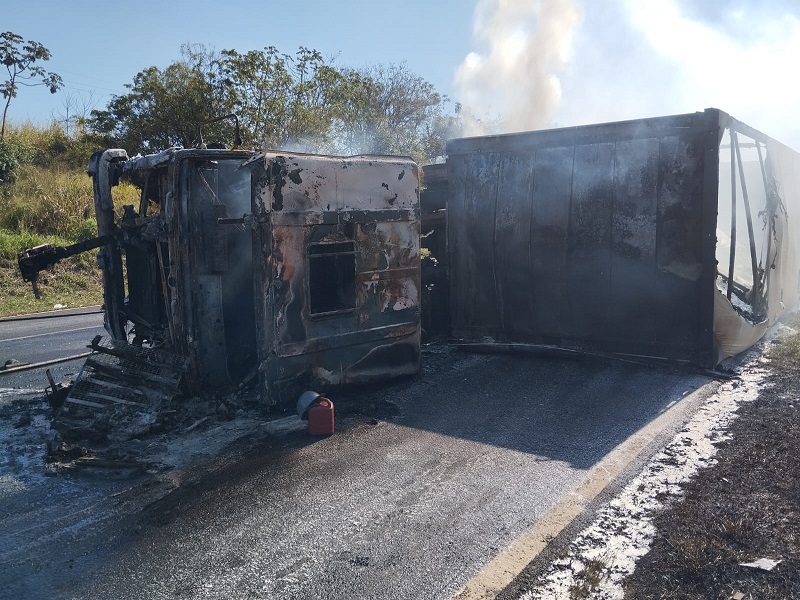 Motorista de caminhão morre carbonizado em Ourinhos