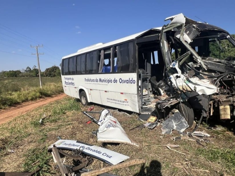 Acidente com micro-ônibus que transportava pacientes deixa seis feridos na SP-294
