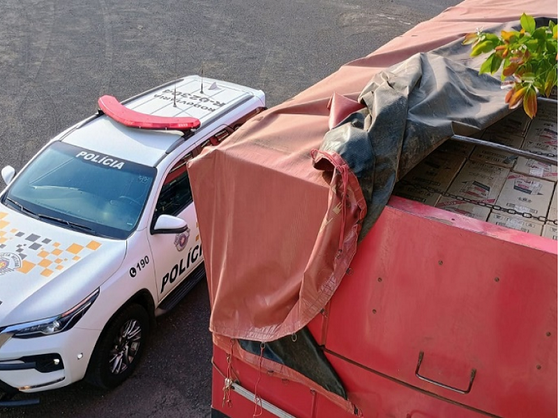 Policiamento rodoviário apreende carreta com 375 mil maços de cigarros
