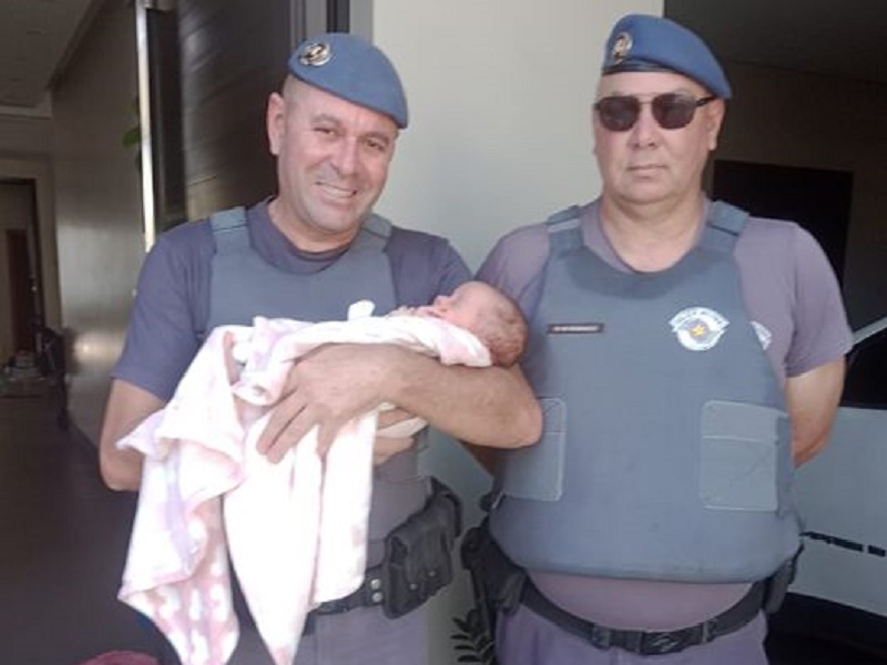 Bebê de um mês é salvo por policiais em Paraguaçu após engasgo