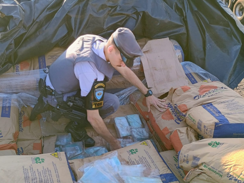 Carga pesada de cocaína é apreendida em pátio de posto em Palmital