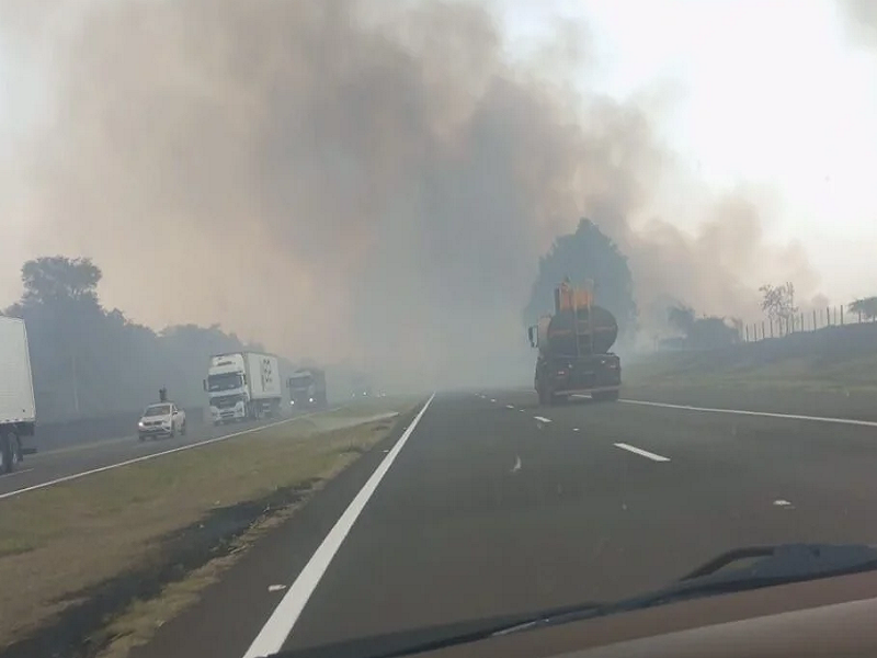 Incêndio provoca interdição da Rodovia Raposo Tavares, em Rancharia