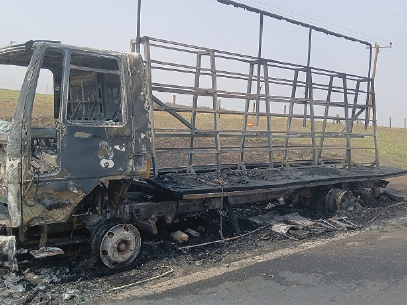Caminhões pegam fogo nas rodovias de Cândido Mota e Ourinhos