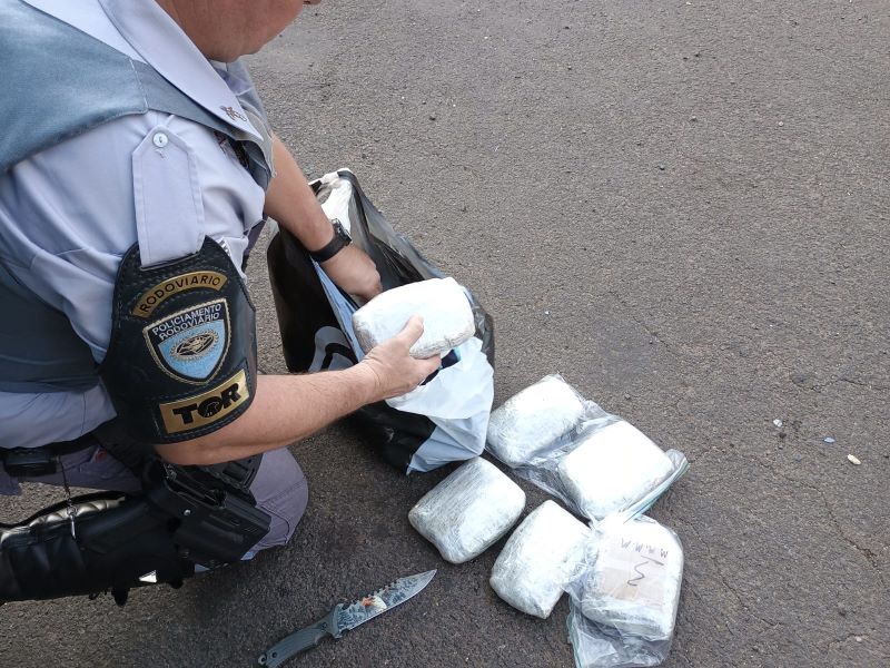 Passageiro de ônibus é preso por tráfico de drogas em Assis