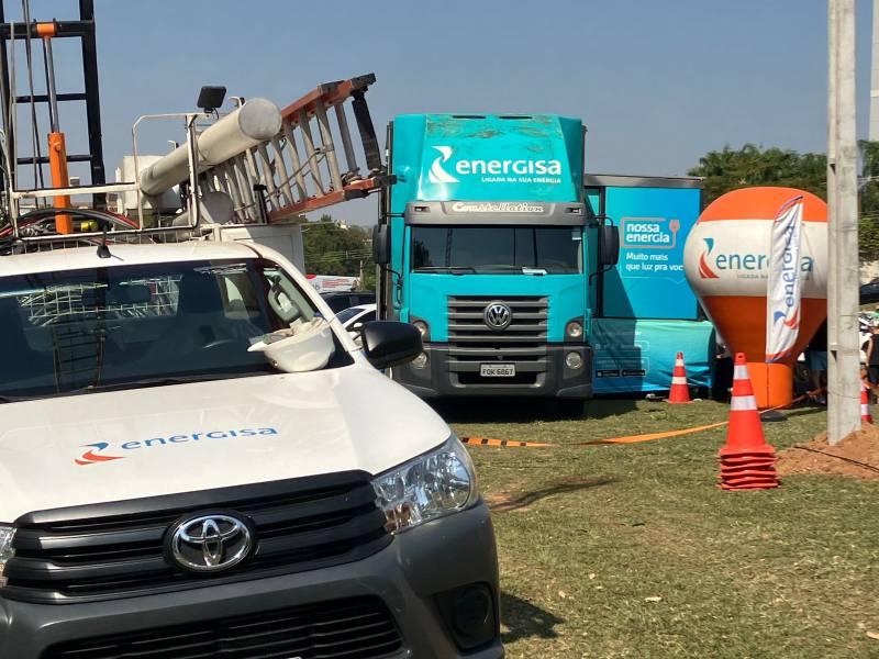 Paraguaçu recebe programação cultural e serviços da Energisa com troca de lâmpadas