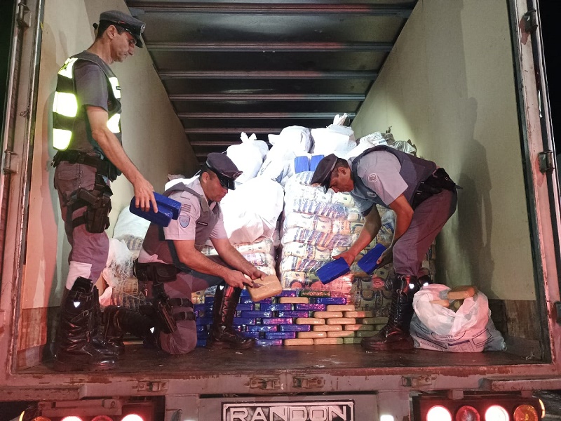 Polícia Rodoviária apreende mais de 800 kg de cocaína em carga de polenta; Justiça concede liberdade