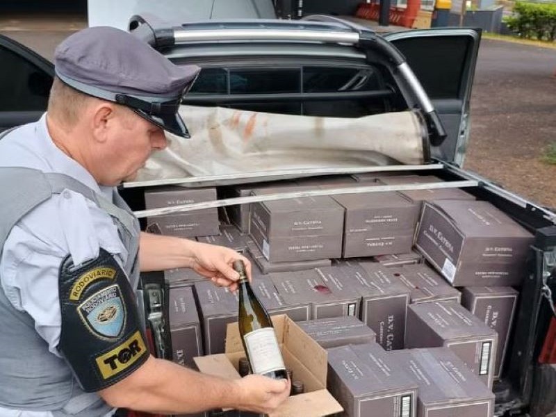 Carga expressiva de vinhos é apreendida na Raposo Tavares, em Assis