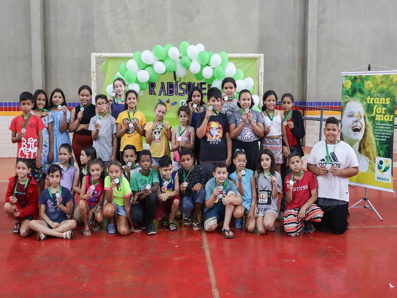 Unimed Assis premia com bicicletas e medalhas alunos de escola municipal
