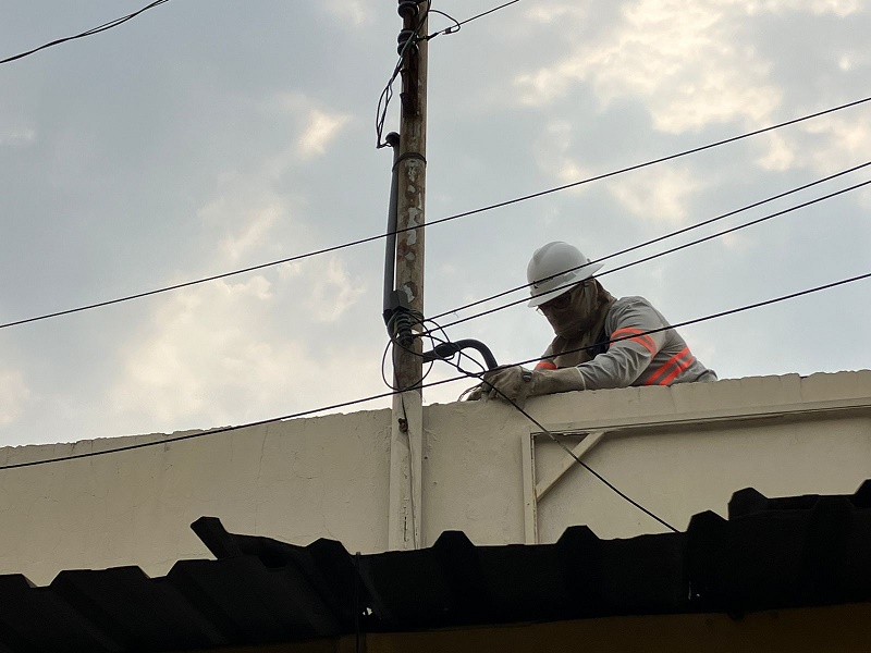 Ligações clandestinas podem ocasionar choques elétricos e incêndios que podem até ser fatais