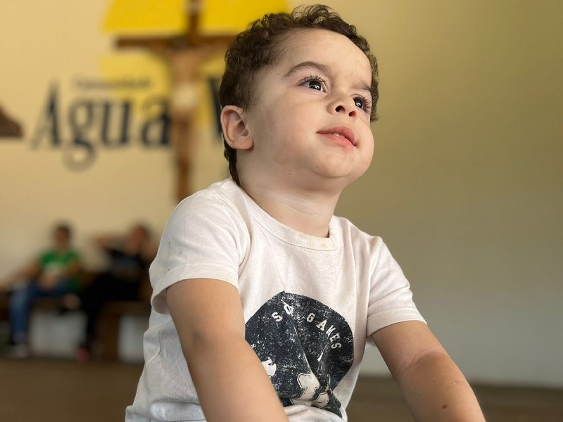 Vereador Junior Batista luta por tratamento milionário para doença rara do filho de três anos