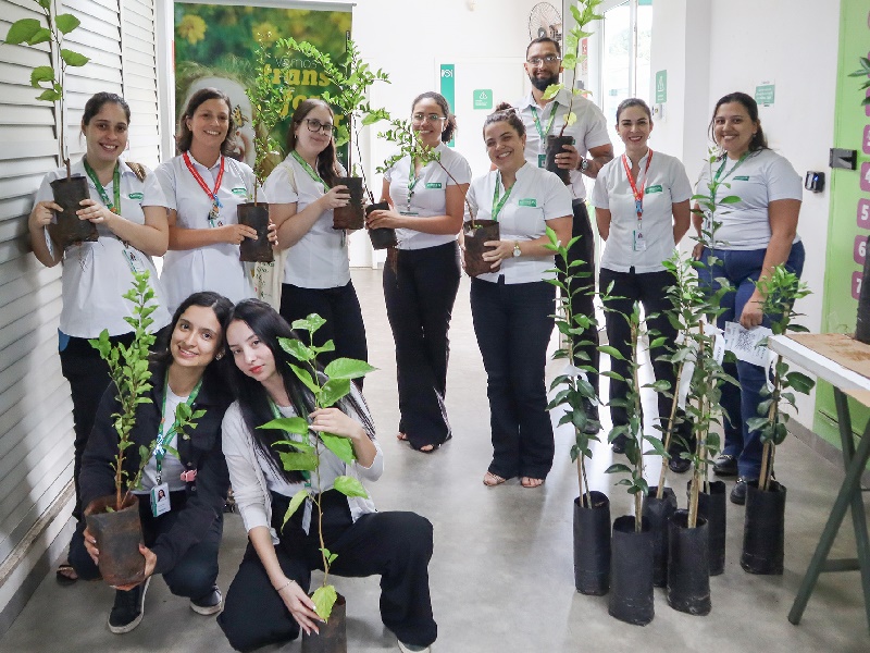 Instituto UniAssis entrega mudas de árvores frutíferas a colaboradores da Unimed Assis