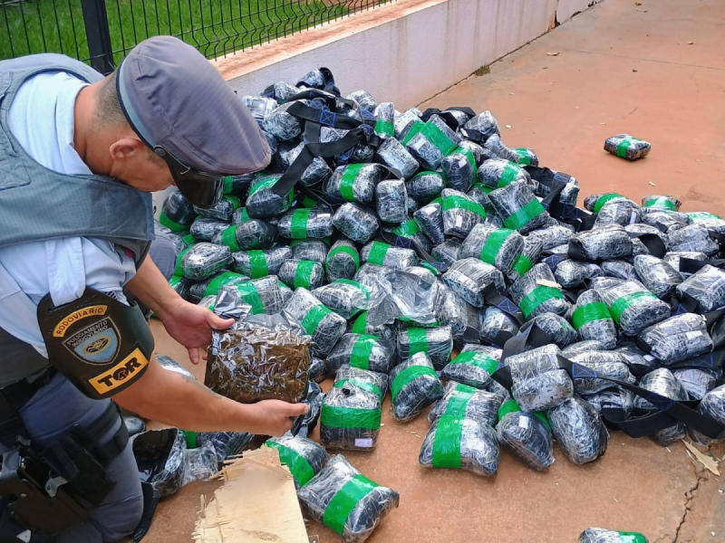 Caminhão paraguaio é flagrado com mais de 360 quilos de haxixe em Palmital
