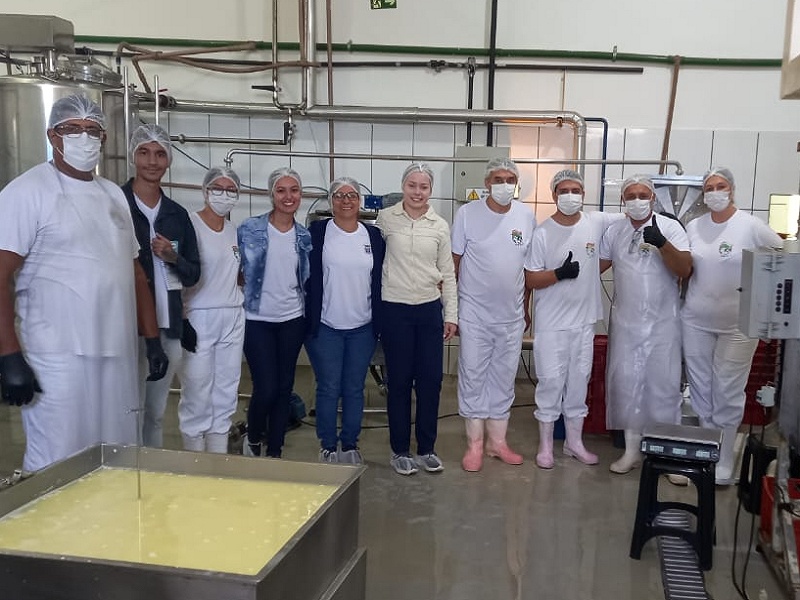 Visita técnica ao Laticínio Paraguaçu avalia produção de iogurte fornecido à merenda escolar