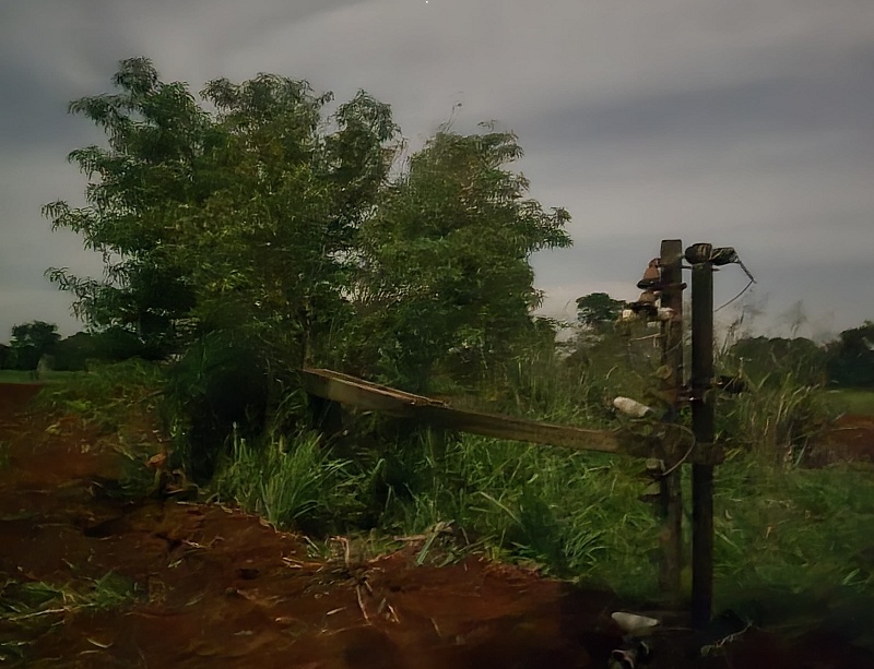 Em Rancharia, trator atinge postes na área rural e causa interrupção no fornecimento de energia