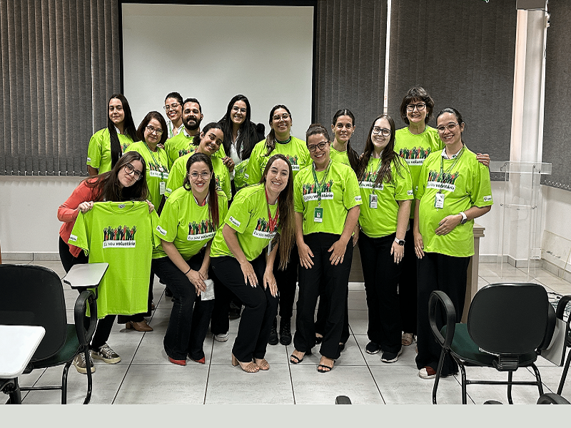Unimed Assis promove treinamento para voluntários e entrega camisetas personalizadas