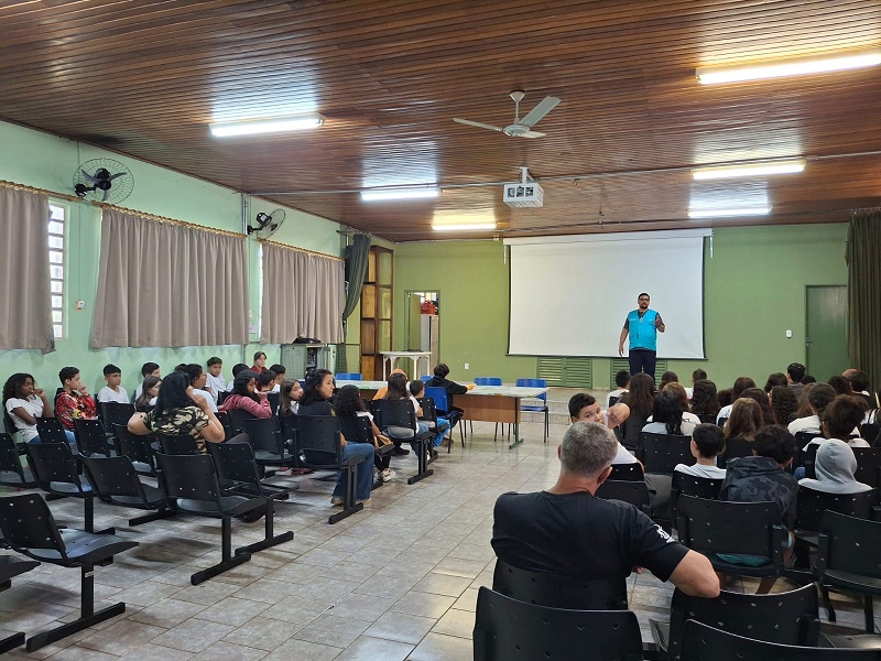 Equipes da Energisa promovem ação educativa de segurança com alunos de escola em Maracaí