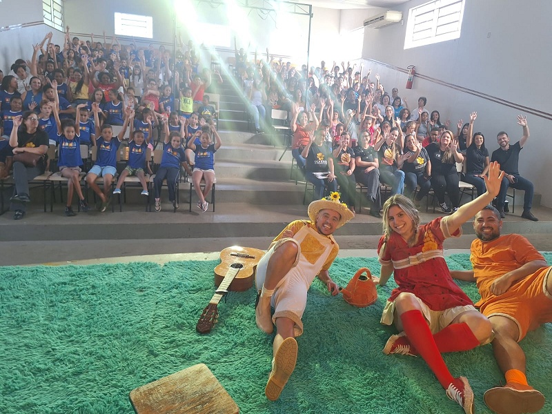 Maio Laranja: Teatro educativo mobiliza 200 jovens em ação contra a violência infantil em Paraguaçu