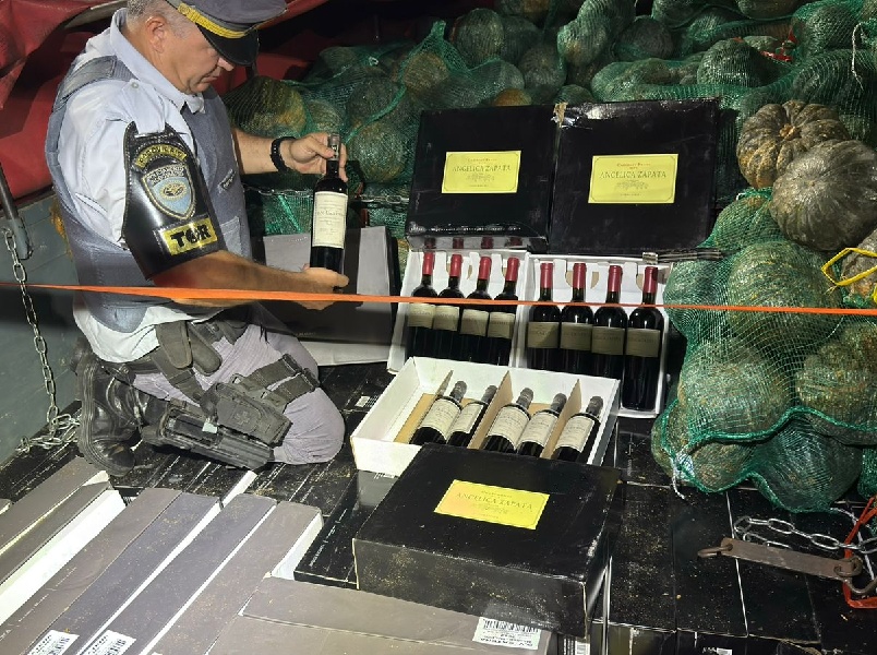Polícia Rodoviária apreende R$ 1 milhão em vinhos contrabandeados em Santa Cruz do Rio Pardo