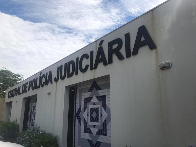 Mulher é presa em flagrante suspeita de matar cachorros a facadas em Assis