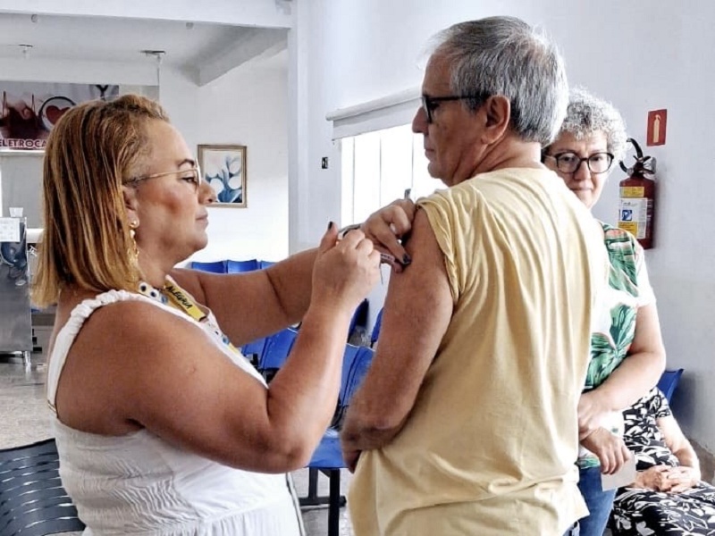 Pelo menos 400 pessoas foram imunizadas contra a gripe em Paraguaçu, no sábado (10)