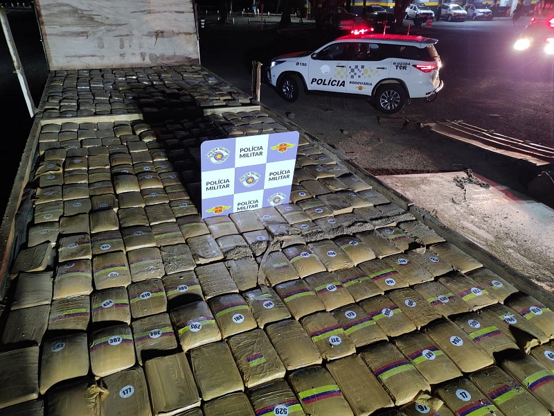 Mais de 860 kg de maconha são apreendidos em carga de farelo de soja em Cândido Mota