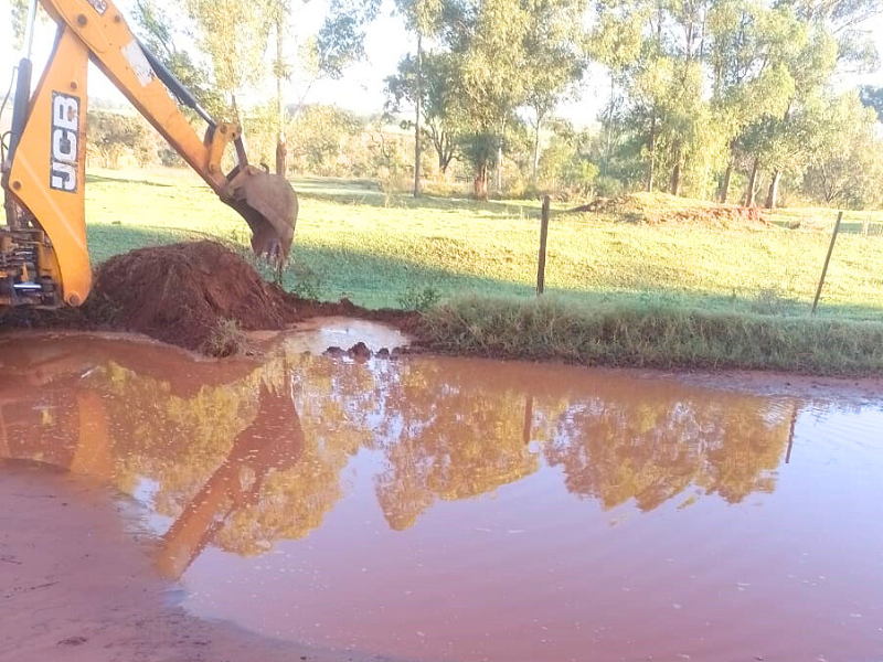 Secretaria Municipal de Obras trabalha na drenagem de água pluvial de estradas rurais