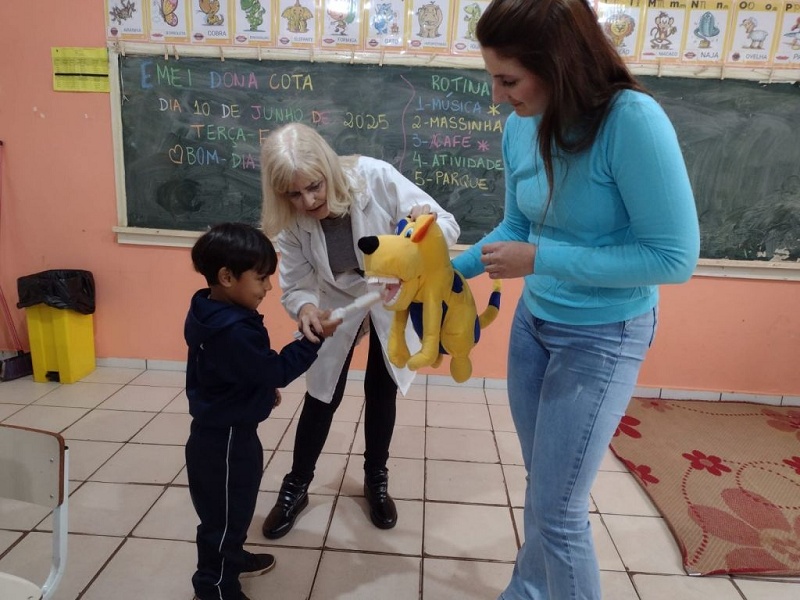Dentistas levam orientações sobre saúde bucal a alunos da EMEI Dona Cota em Paraguaçu