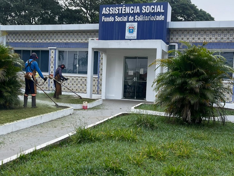 Prefeitura inicia a terça-feira com manutenção na área verde da Assistência Social
